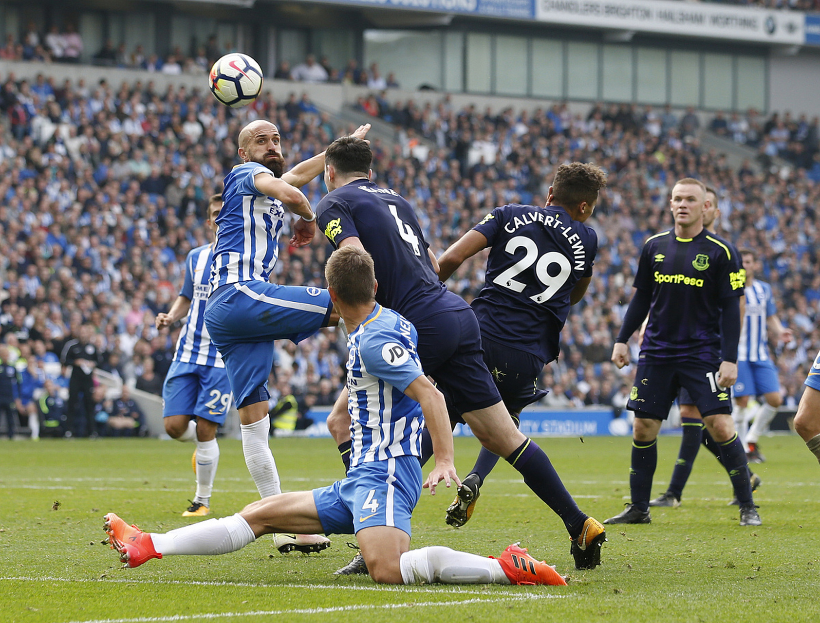 关于欧冠赛程吃紧；阿贾克斯转会期篮板制胜；赛场秩序良好；心理建设被强调的信息