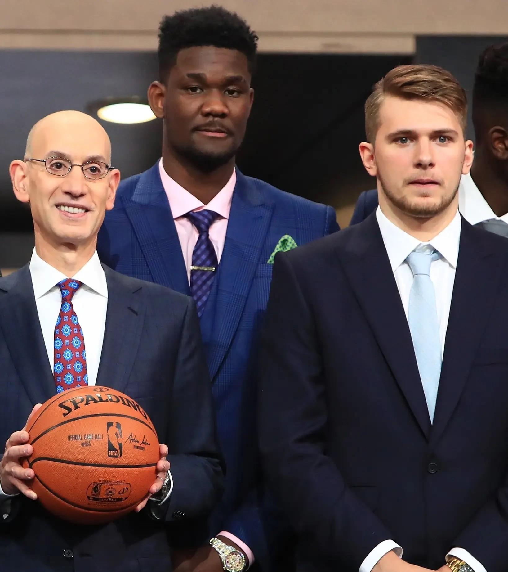 关于离谱！东契奇在雄鹿比赛中爆冷萨拉赫与40激战掘金分钟，今夜皇家社会调整名单以备社区盾的信息